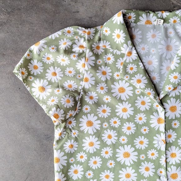 Boutique Green White Floral Daisy Puff Shoulder Short Sleeve Blouse - Picture 3 of 9
